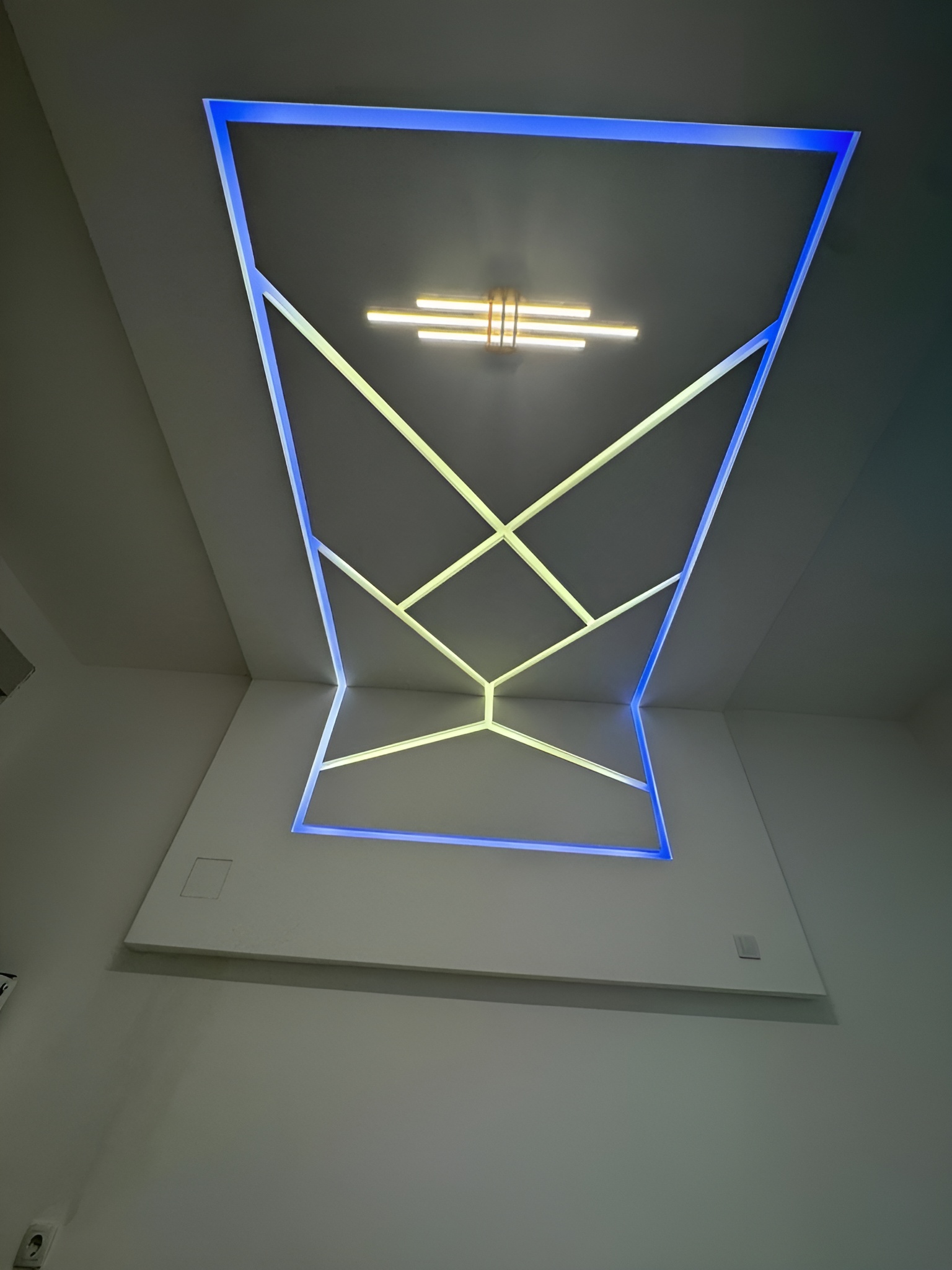 Modern plafond met LED verlichting